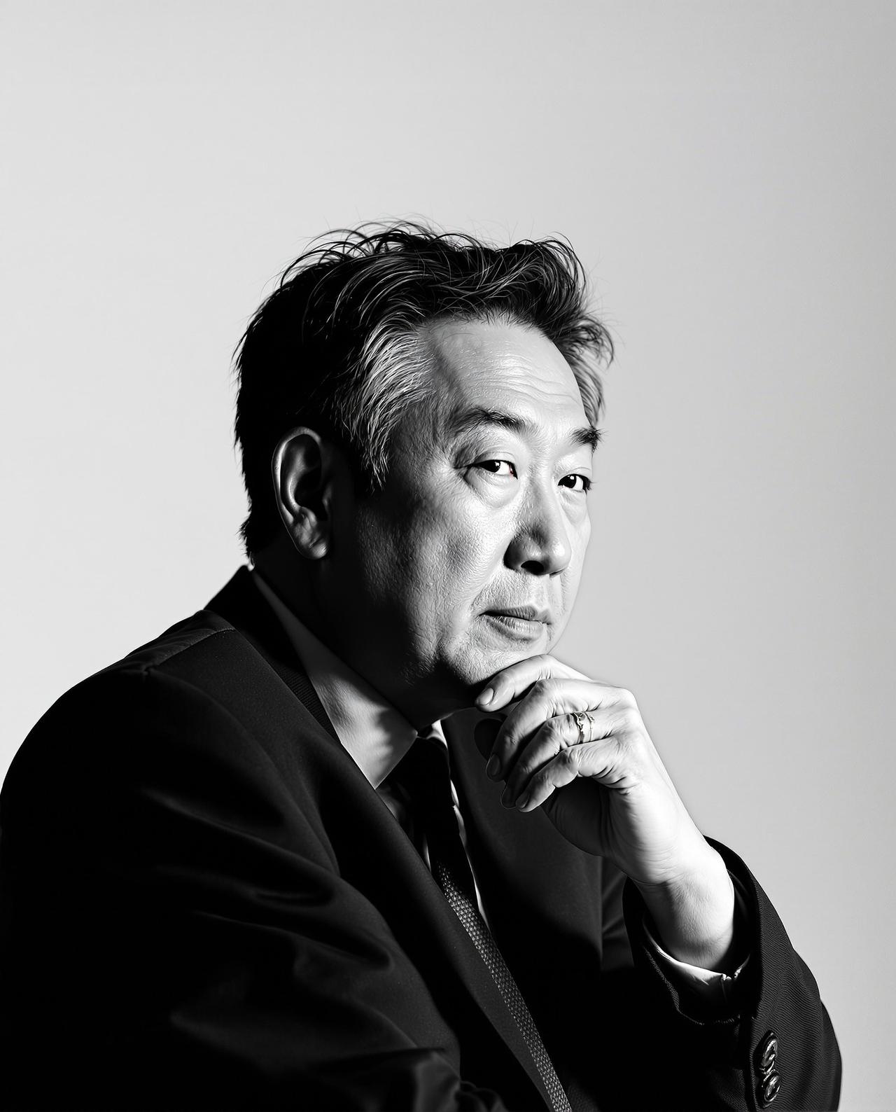 中国电影评论学会会长张宏森在访谈中的肖像